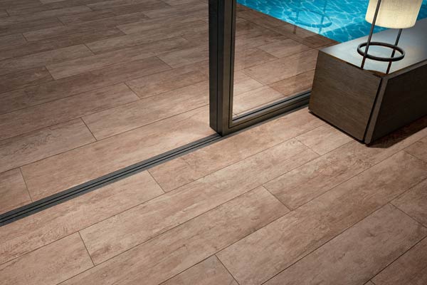 carrelage effet parquet piscine