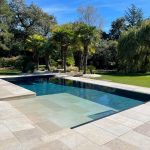 Piscine avec plage californienne, Collection Tiber, aspect travertin