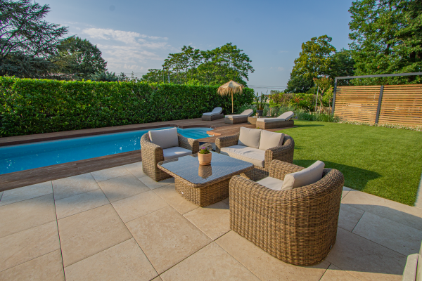 Une terrasse en effet travertin dans le Sud-Ouest Une terrasse en effet travertin dans le Sud-Ouest