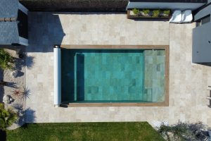 Piscine aspect pierre de bali - GBS Carrelage