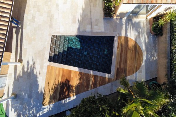 Piscine bois et aspect travertin Piscine bois et aspect travertin