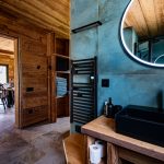 Salle de bain carrelage aspect pierre - Chalet Par Amour