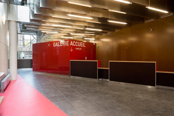 Toegang tot het gebouw van de prefectuur – Parijs