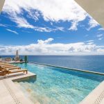 Bali stenen zwembad met Zephyr tegels van Novoceram - Sint Maarten
