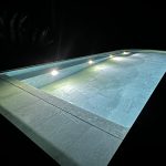 Zwembad met natuurstenen tegels - Les Piscines de Jade