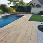 Zwembadvloer met houteffect - Chatel Granulats