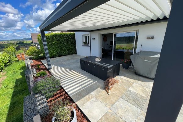 Buiteninrichting met tegels in Bali-steenlook