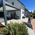 Betegeld terras met houten zwembad - BH Solutions