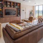 Woonkamer met tegels met steenlook - TULIP Hotels & Residences