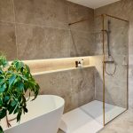 Douche en badkuip met keramisch steengoed - Colombine Viallet Architecte