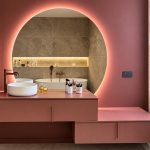 Ronde spiegel met roze kastje - Colombine Viallet Architecte